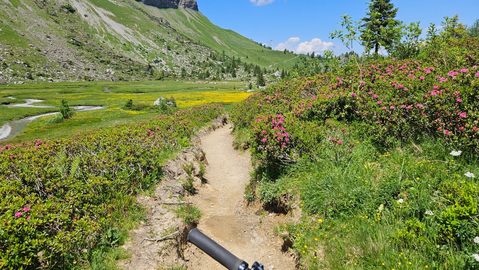 #10 La petite grimpette vers le pylône sans vent avec du +32° est
toujours redoutable. La petite grimpette vers le pylône sans vent avec du +32° est
toujours redoutable.
