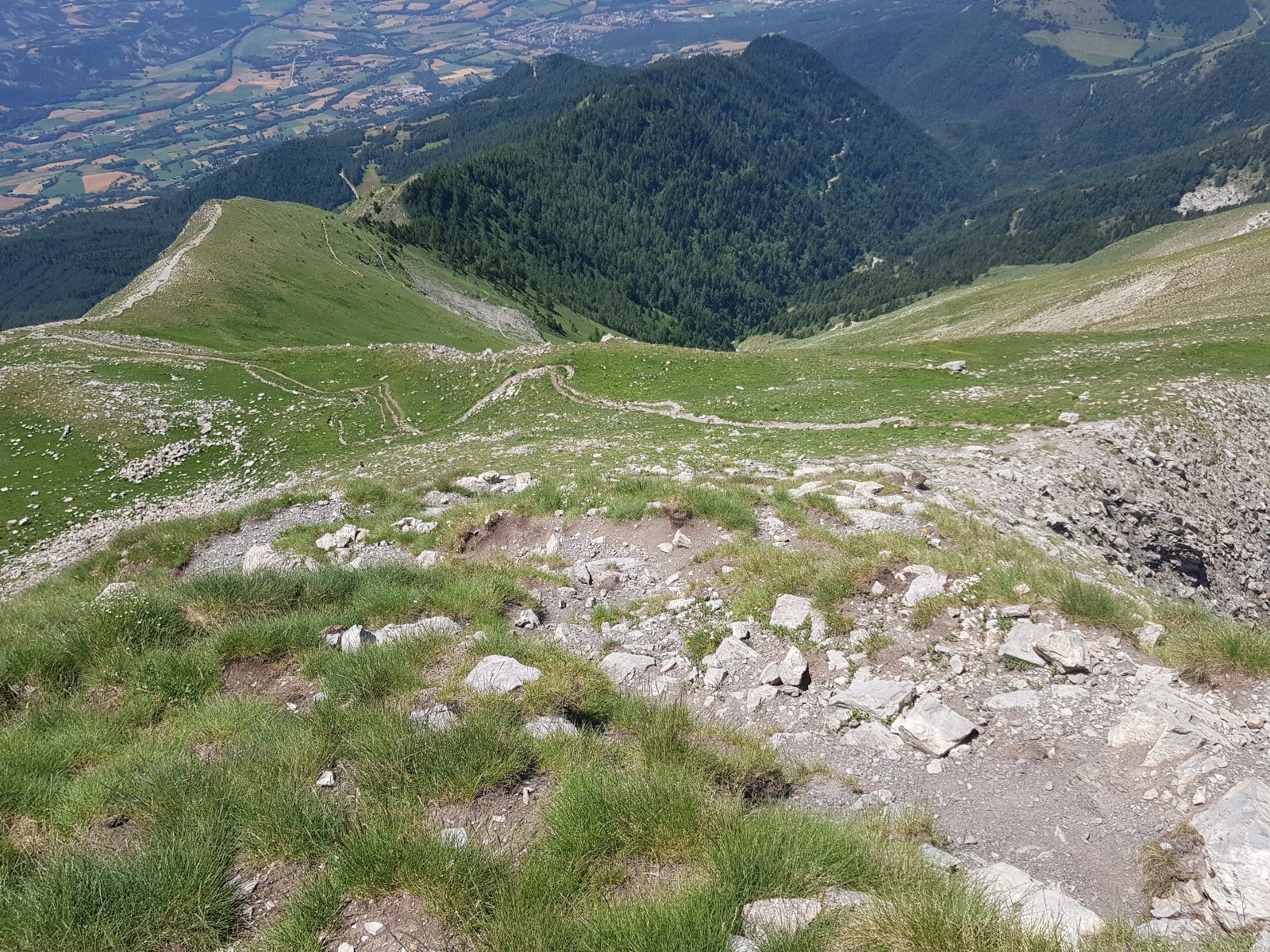 Début de la descente sous le sommet 
