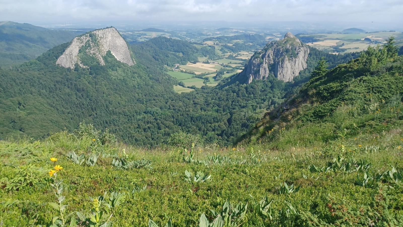 #23 Roches Tuillére et Sanadoire, massif du Sancy. Roches Tuillére et Sanadoire, massif du Sancy.
