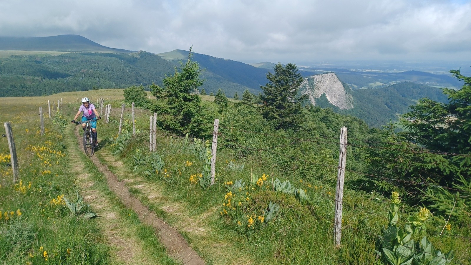 #24 Roches Tuillére et Sanadoire, massif du Sancy. Roches Tuillére et Sanadoire, massif du Sancy.