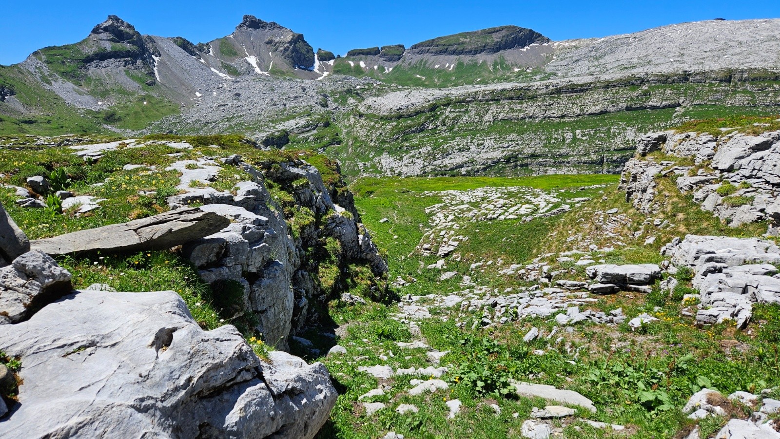 #14 Sentier peu parcouru. Sentier peu parcouru.