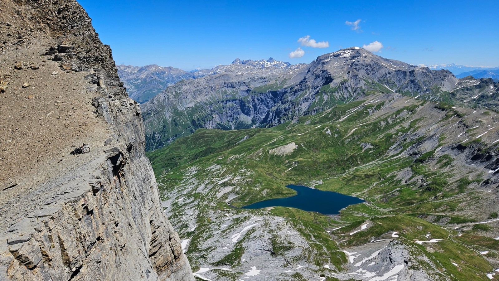 #4 Mon VTT, la falaise, le Lac d’Anterne, le Buet, quel
panorama. Mon VTT, la falaise, le Lac d’Anterne, le Buet, quel
panorama.