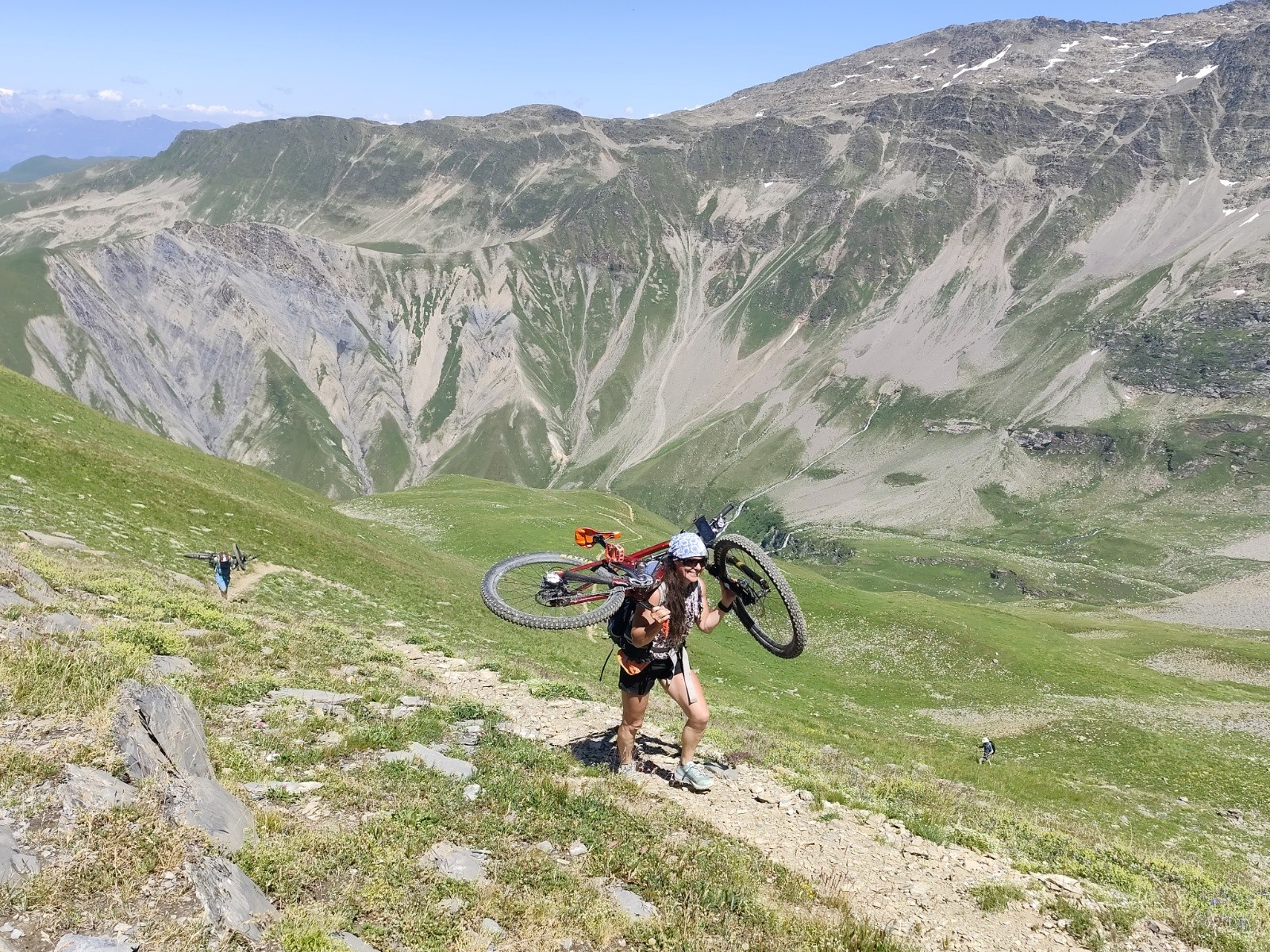 Stéphanie applaudie a l arrivée des aiguillettes 
