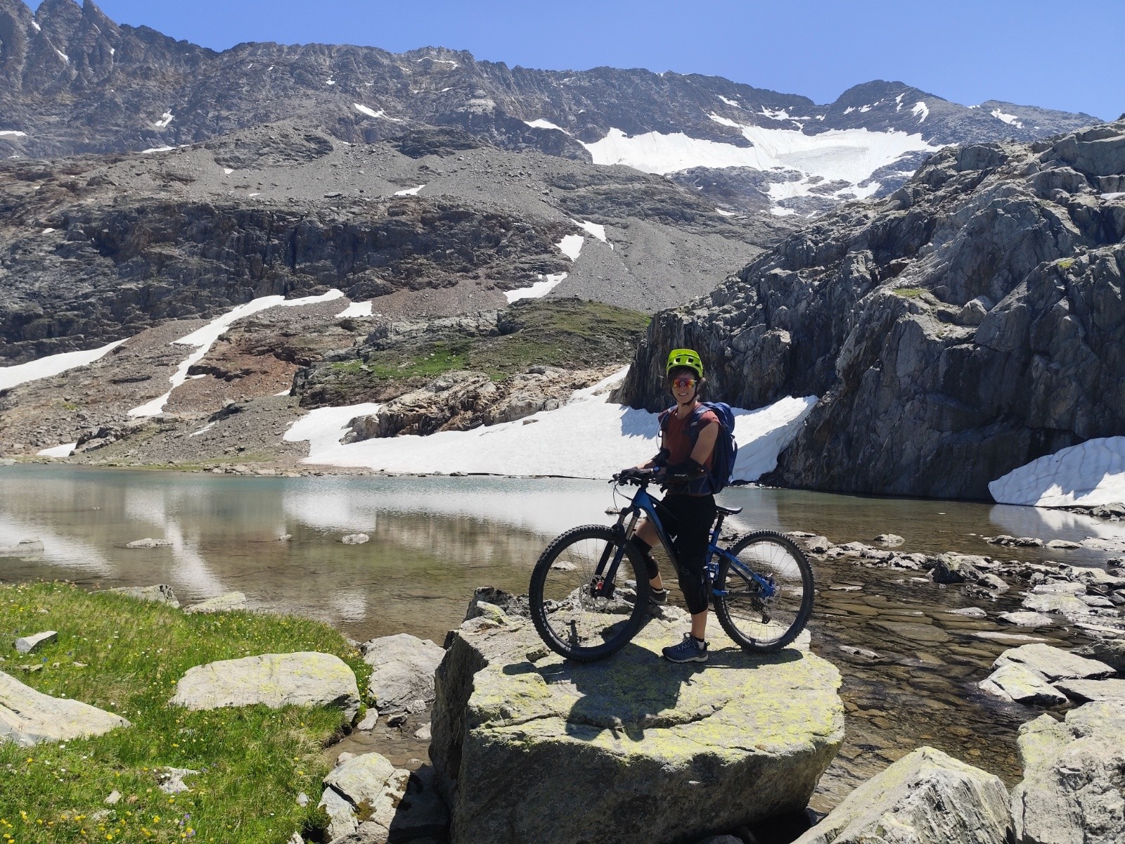 Anne flore sur son petit îlot au dessus du lac 