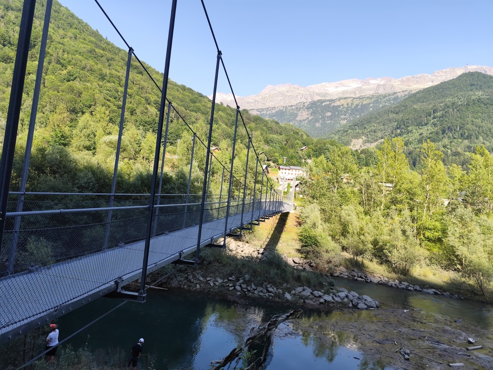 Passage du pont suspendu au niveau du barrage 