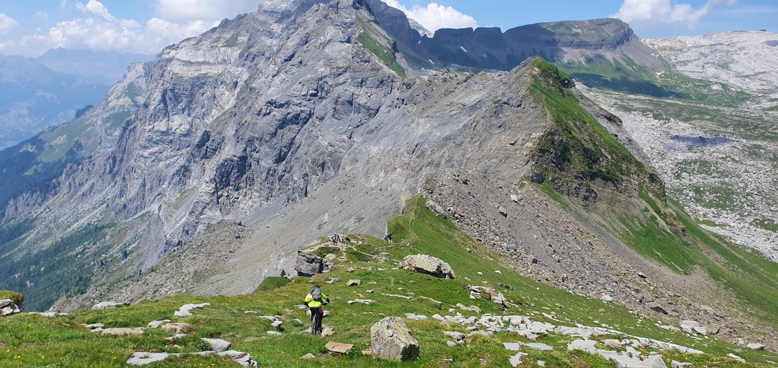 #14 Ne pas sortir du sentier. Ne pas sortir du sentier.