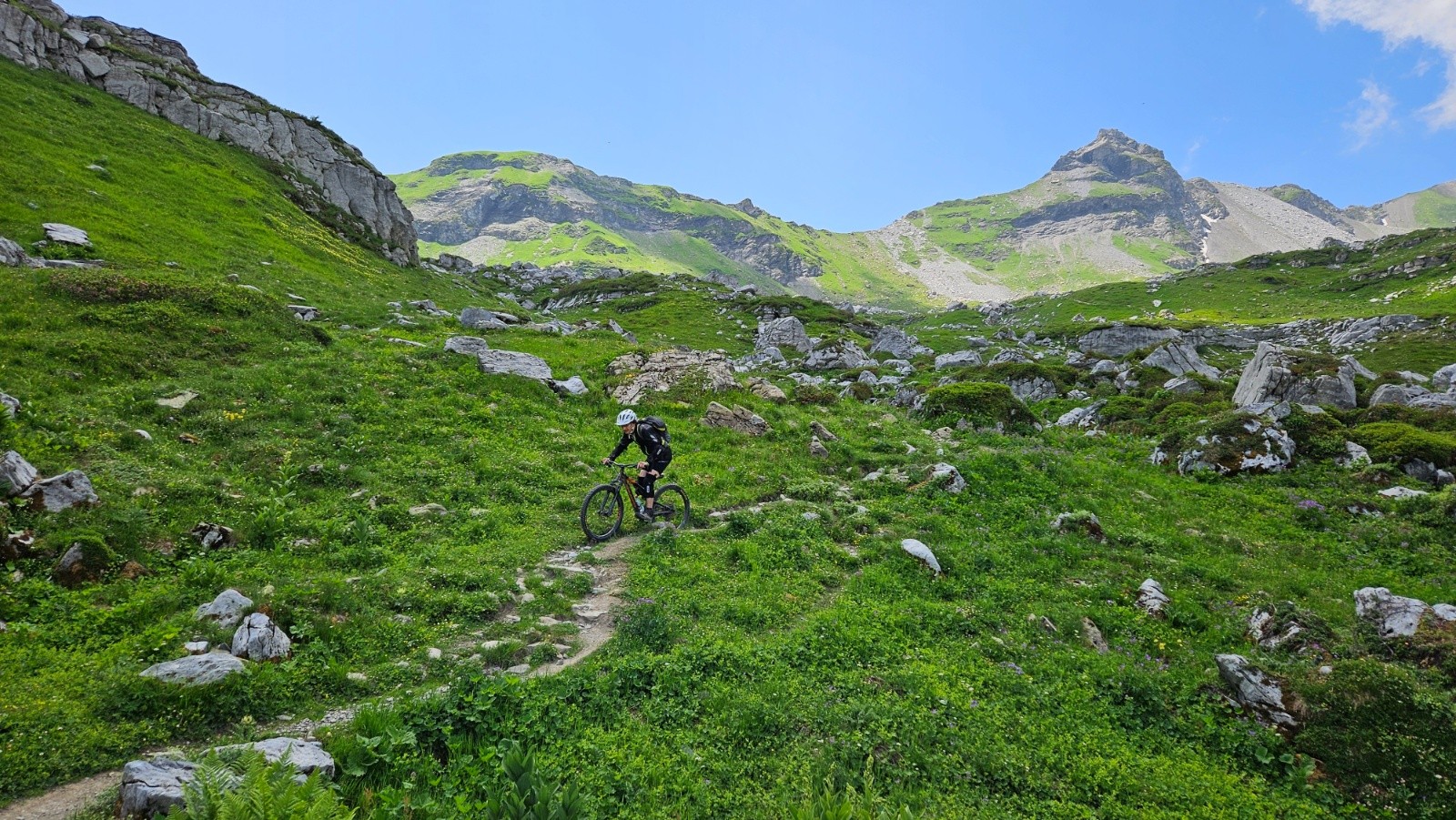 #17 Le sentier de la Brèche du Dérochoir. Le sentier de la Brèche du Dérochoir.