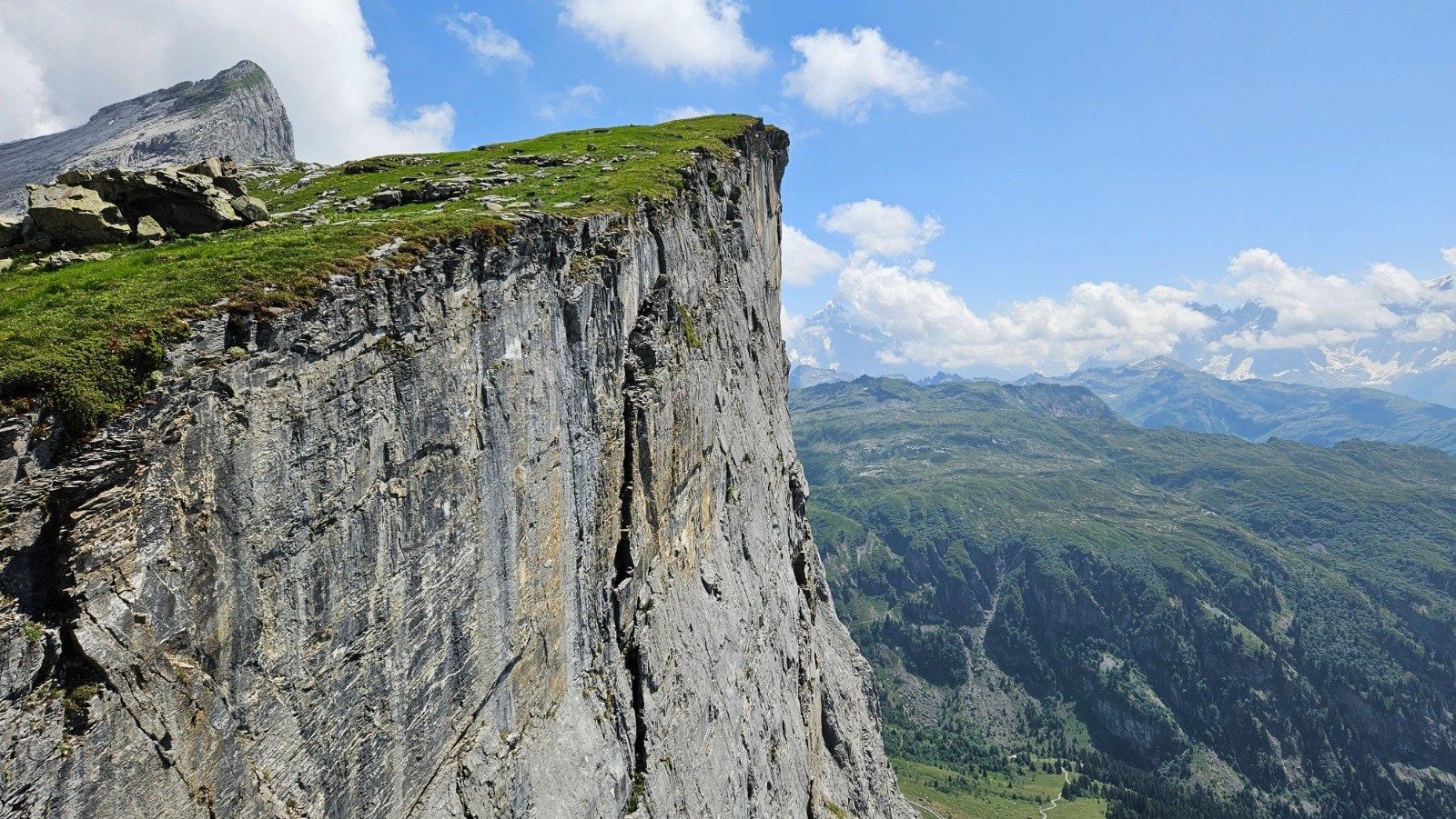 #15 Le sentier est en bordure de falaise. Le sentier est en bordure de falaise.