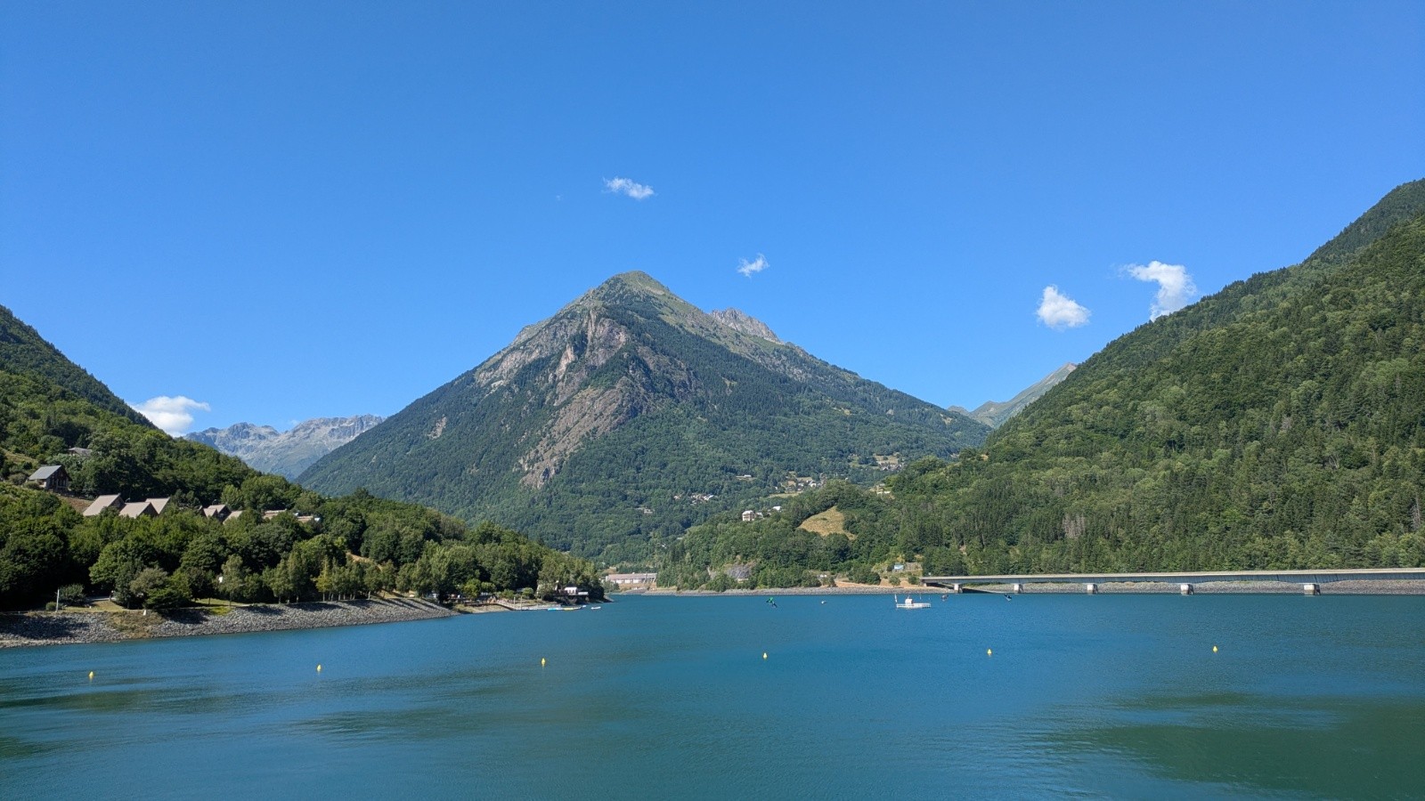 lac du Verney (wing foils au fond)