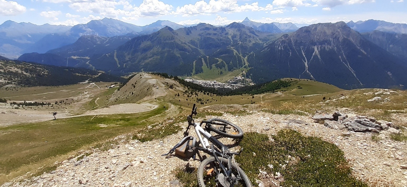 #5 2450, après descente pas bien roulable raide et 0 grip. 2450, après descente pas bien roulable raide et 0 grip.