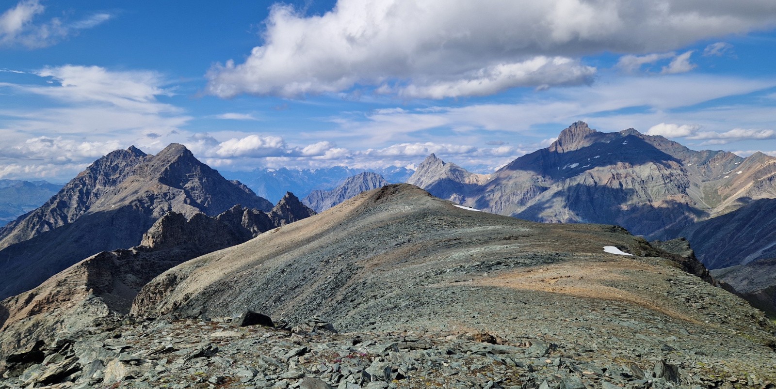 Plateau sommital entre les deux sommets