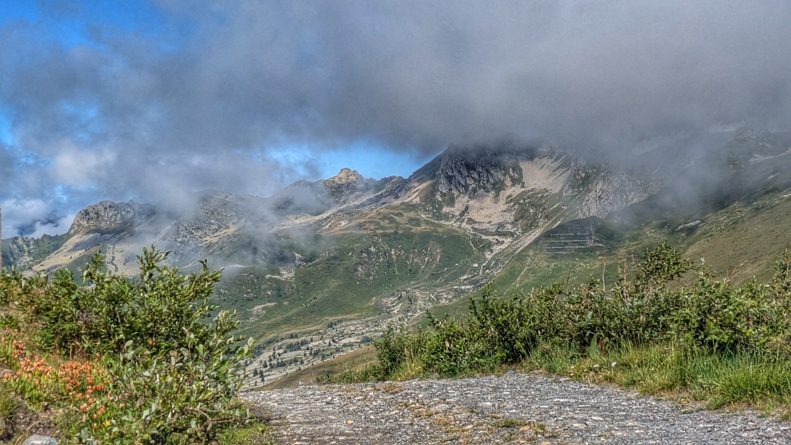 le col Montjoie se découvre 