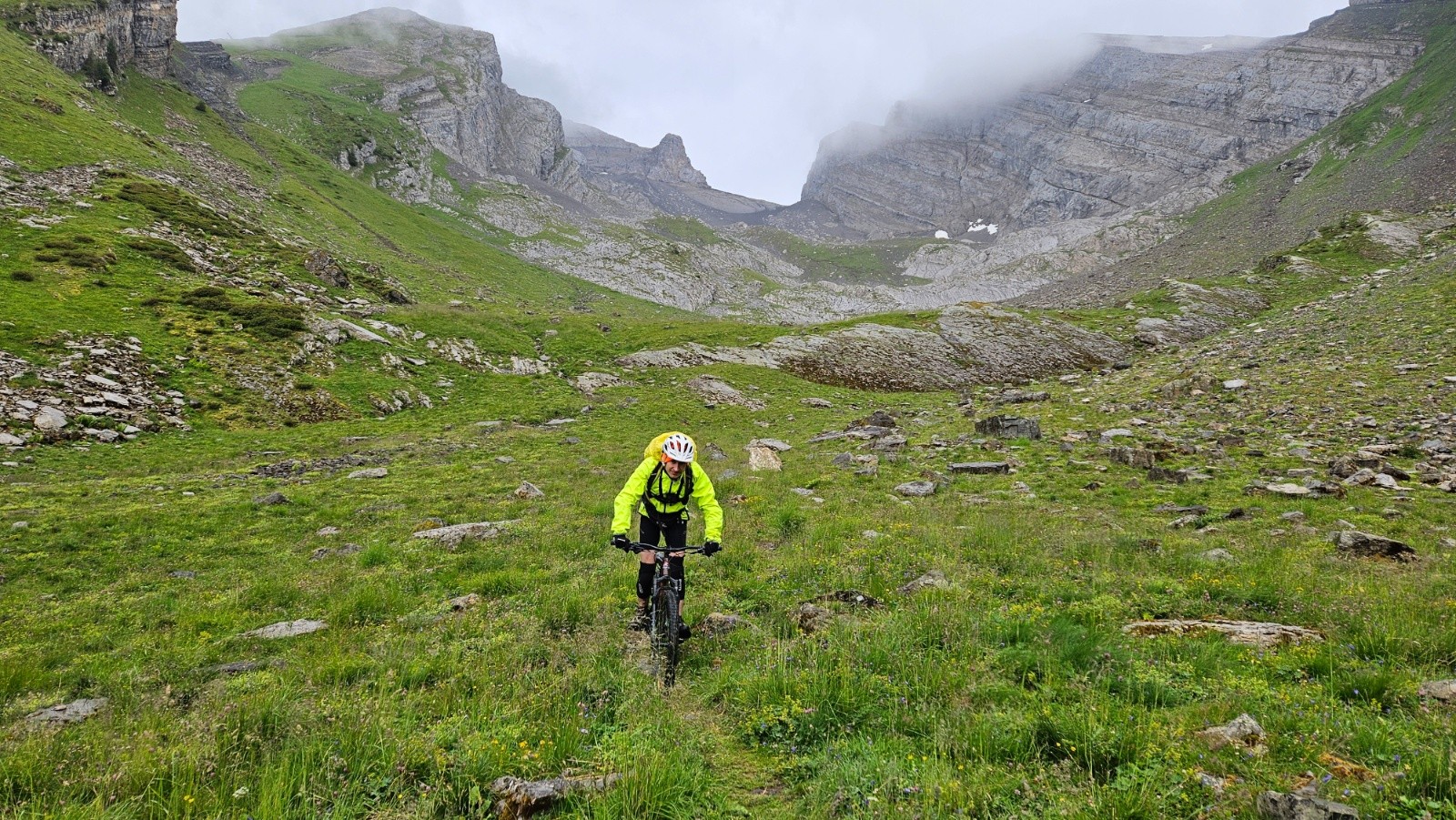 Nous finissons sous la pluie.