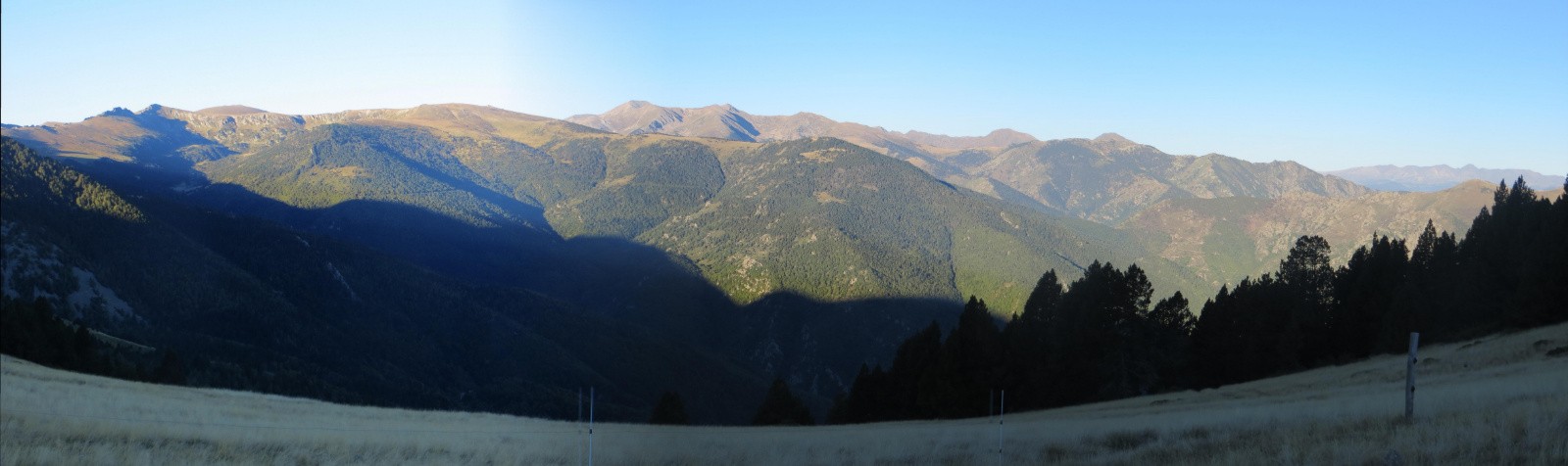 #1 Depuis la Croix de Lipoodère, le menu du jour, les crêtes de la gauche vers la droite. Depuis la Croix de Lipoodère, le menu du jour, les crêtes de la gauche vers la droite.