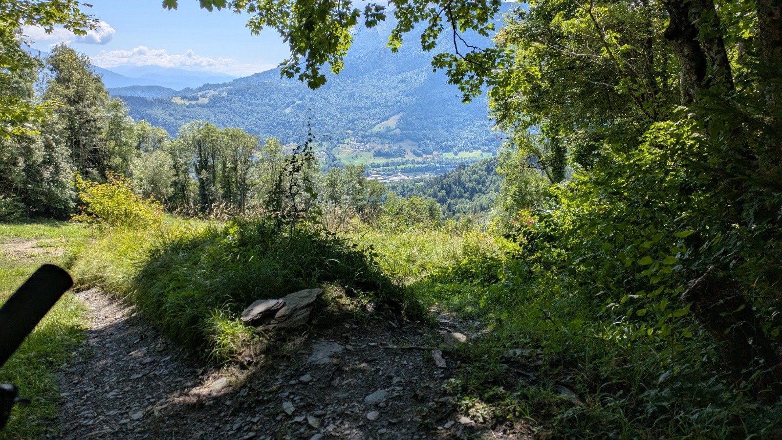  le sentier repart à droite après le bout de piste/champ