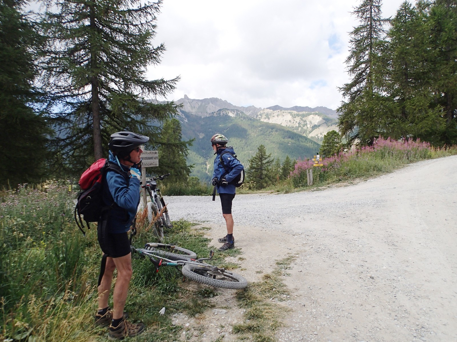 #13 On prend la piste vers "Les Maisons"... On prend la piste vers \