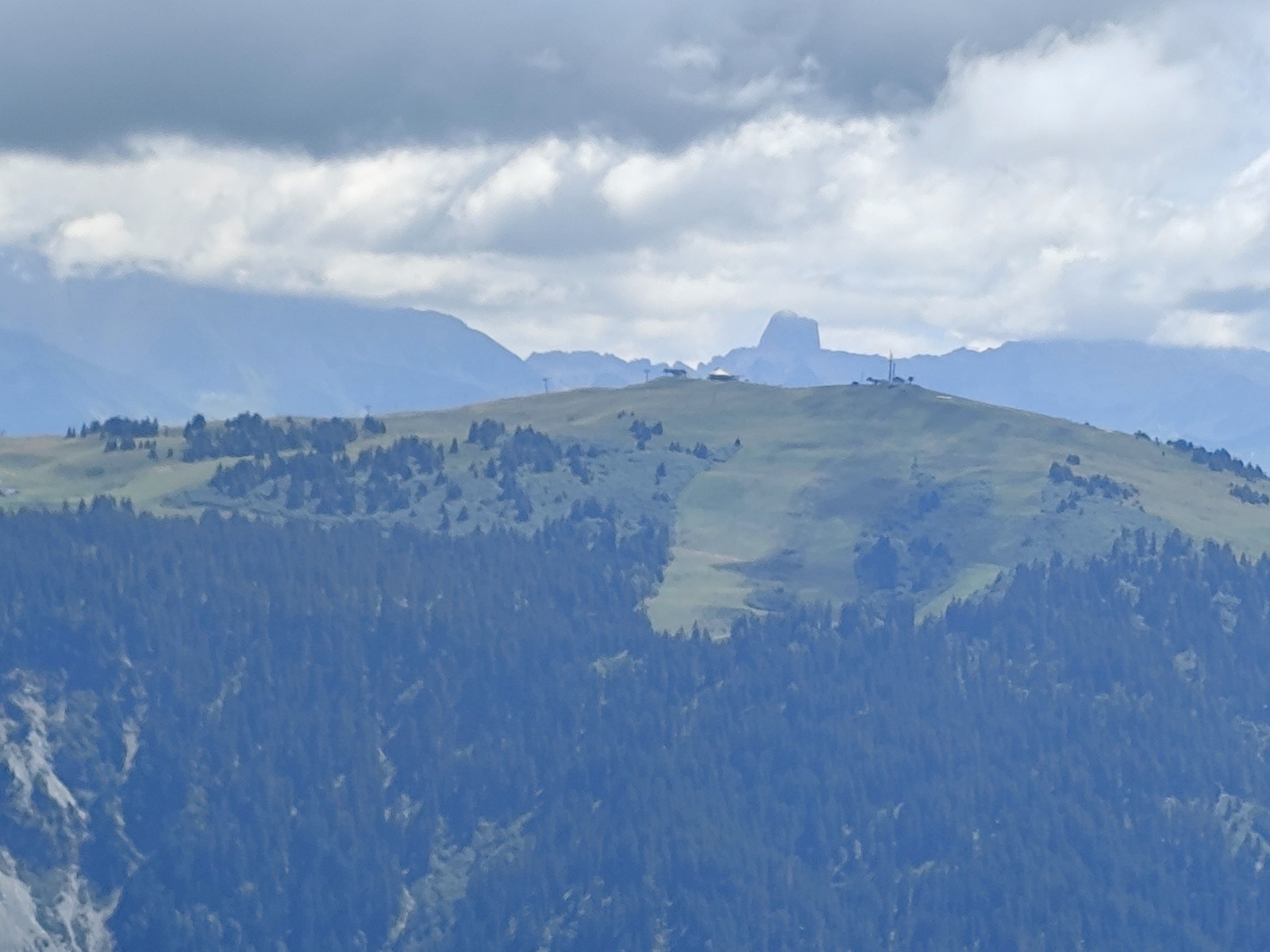  Station des Saisies sur fond de la Pierra Menta
