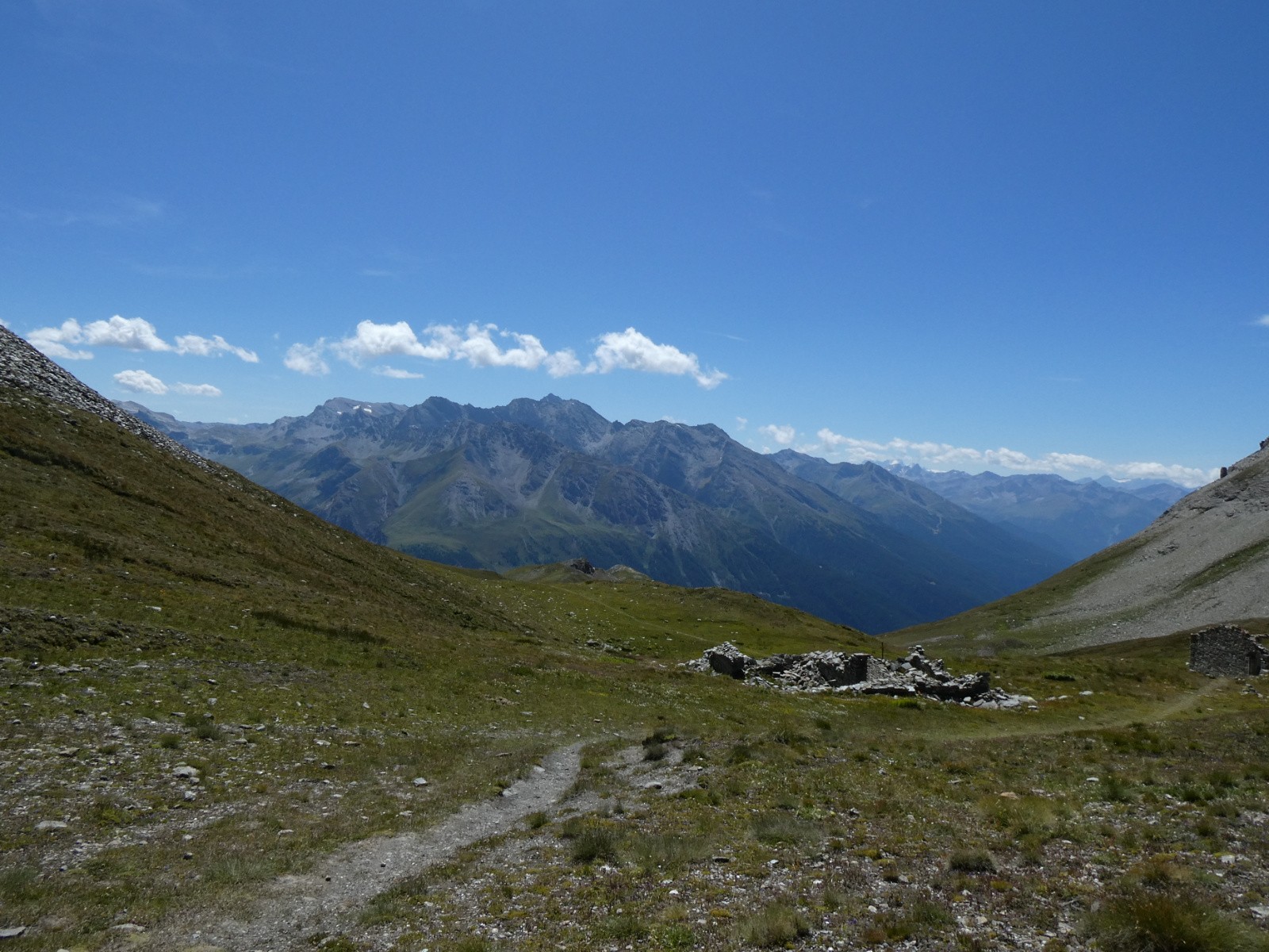 Baraquements au pied du Mont Froid