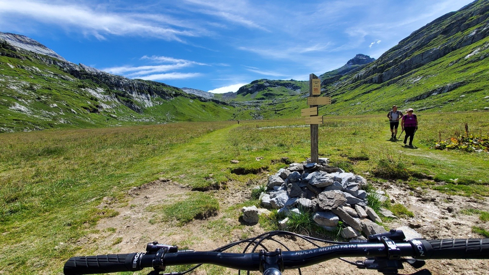 A gauche la brèche, à droite le passage 