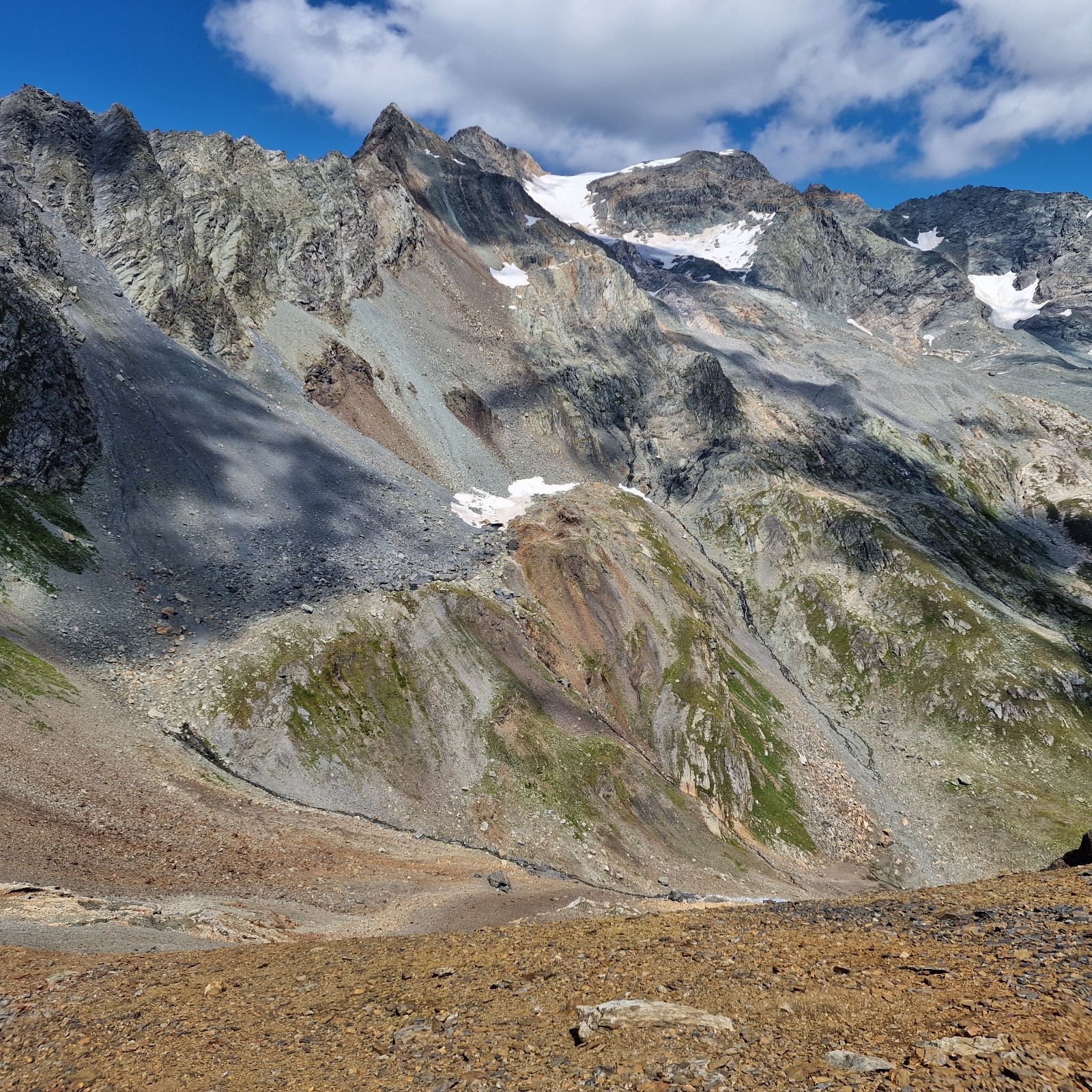 Au premier plan le freeride, au second plan de belles lumières