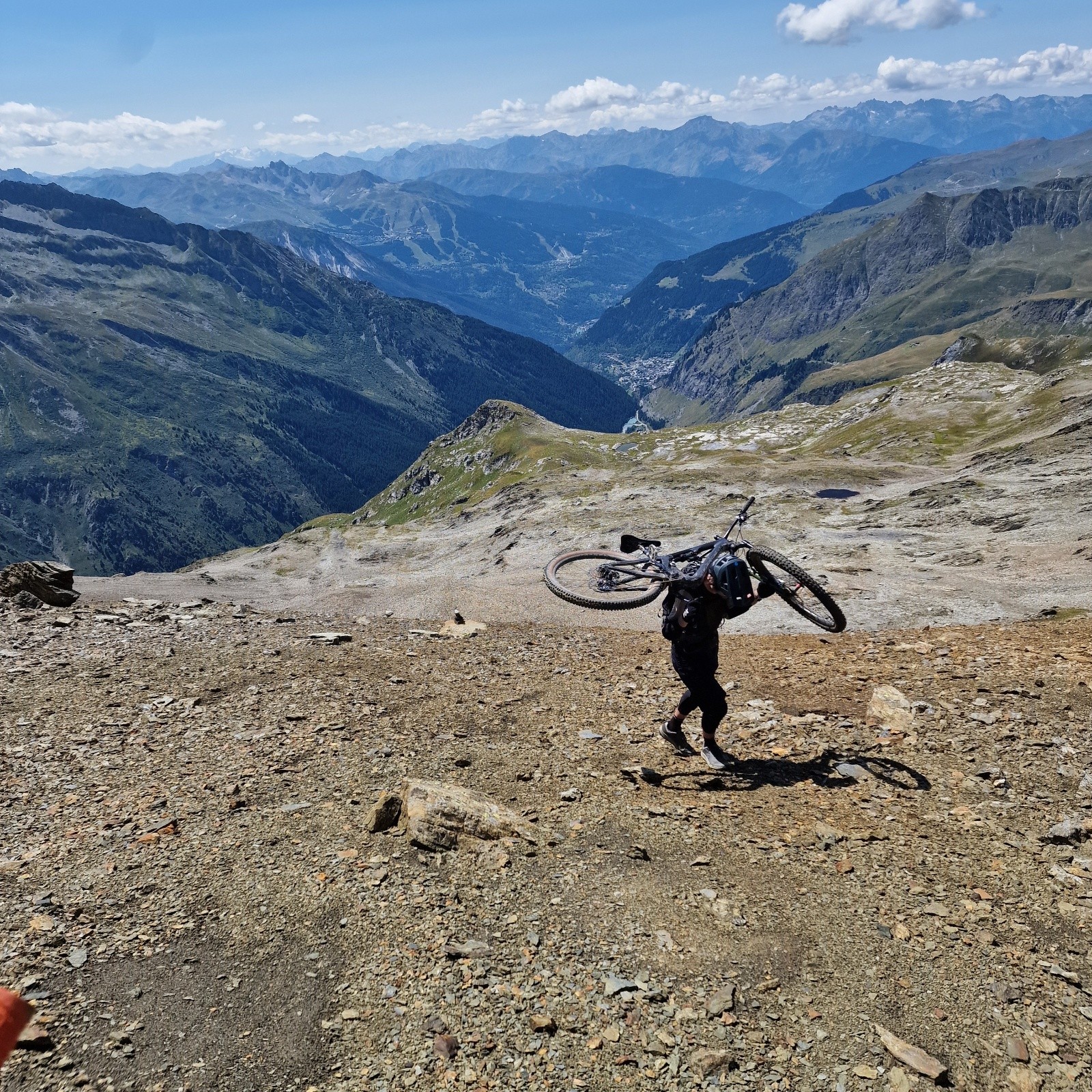 Remontée dans le freeride, dont on ne voit pas le bas et qui est bien plus raide qu'il ne parait en photo