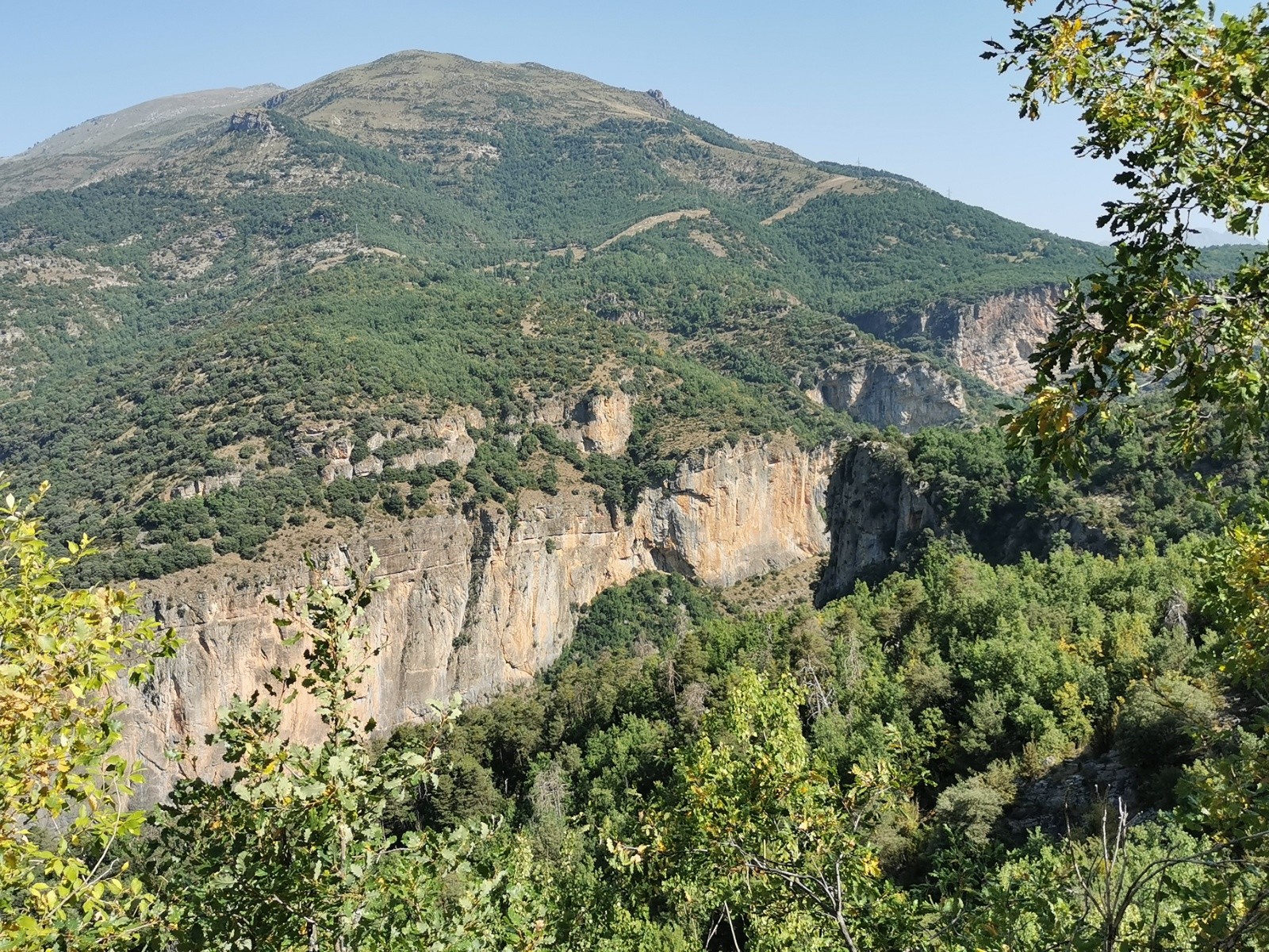 #8 rare vue sur les falaises qui dominent les gorges.la 1ere descente est au dessus des barres rare vue sur les falaises qui dominent les gorges.la 1ere descente est au dessus des barres