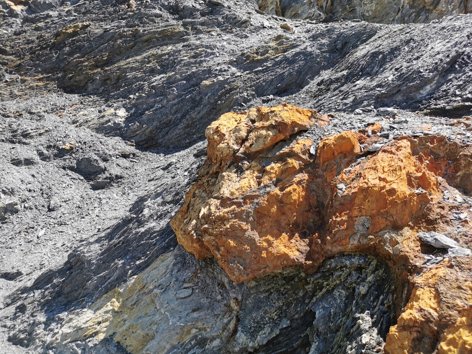   les roches ocres de la mine