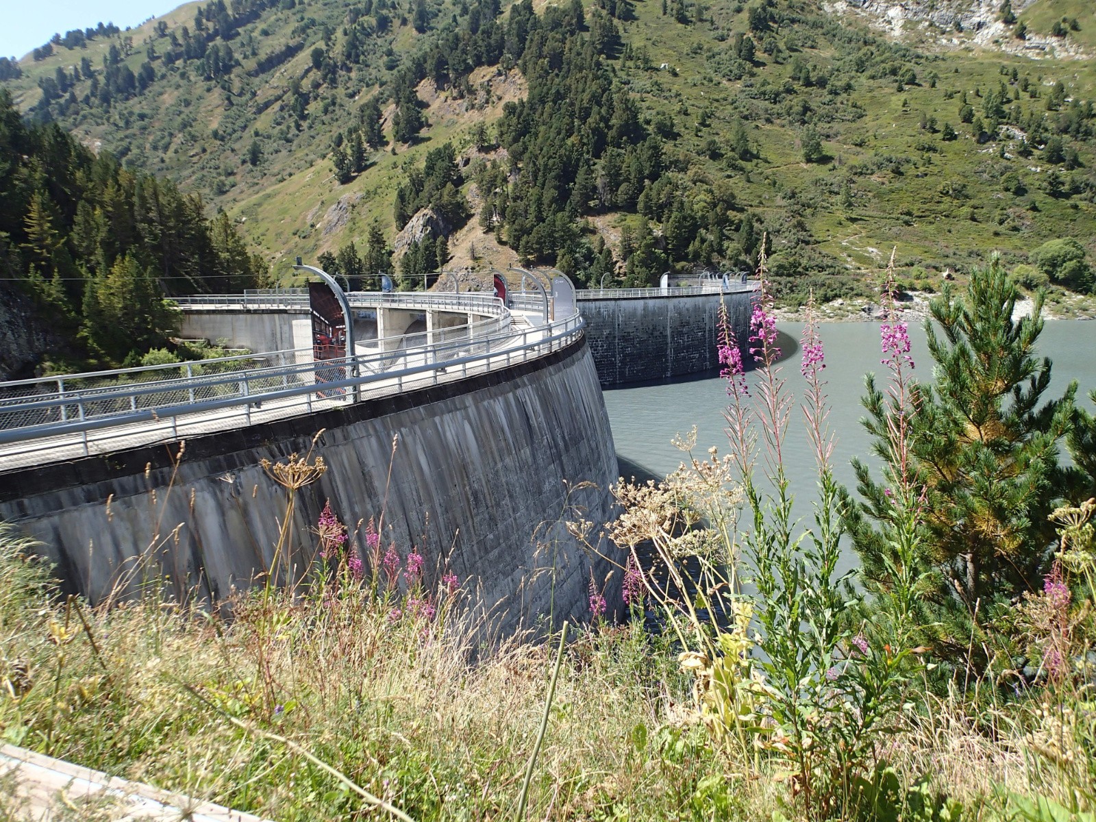 Belle paire de miches ce barrage quand même !