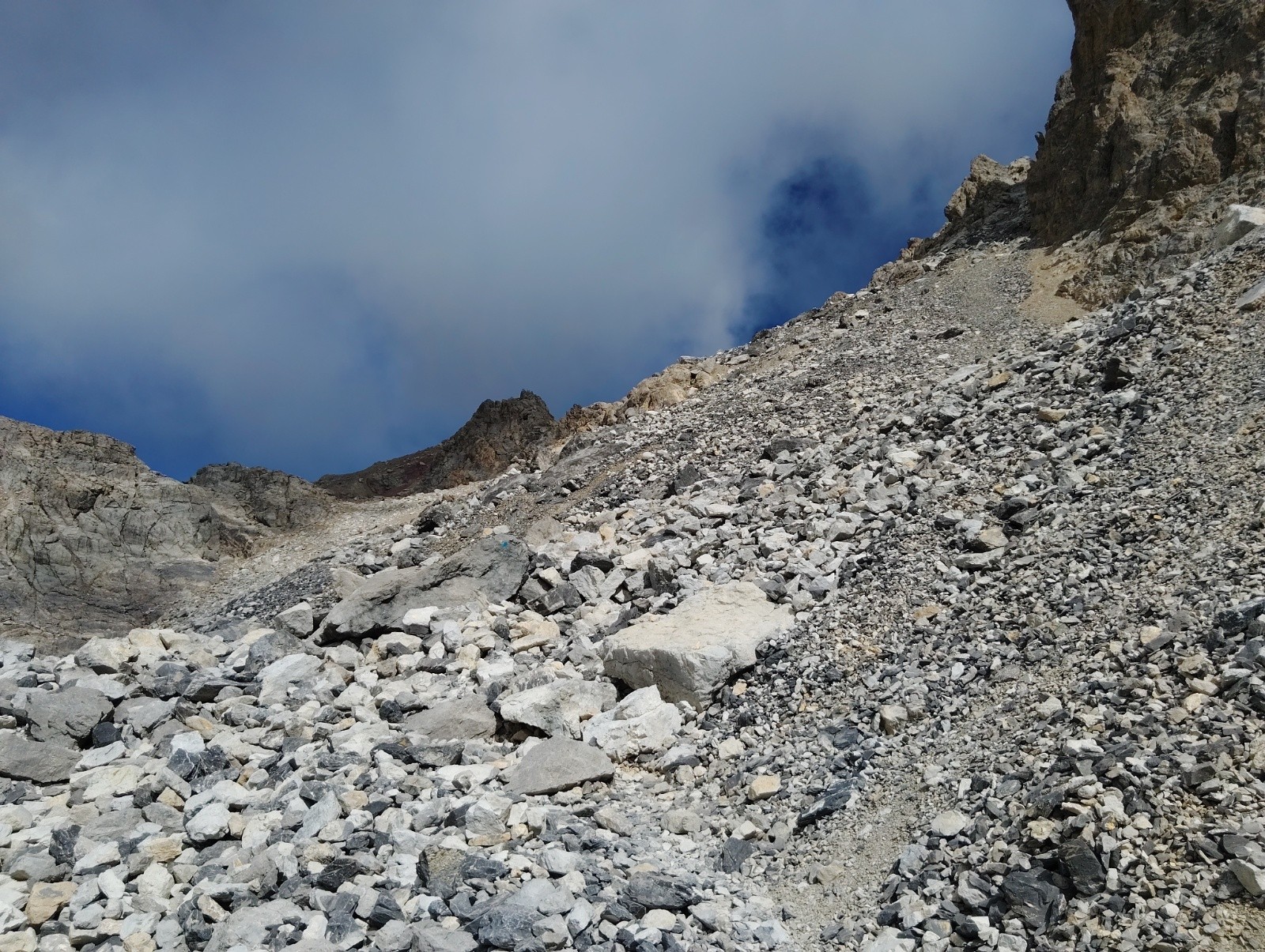 Un tas de cailloux pour monter au Galibier 