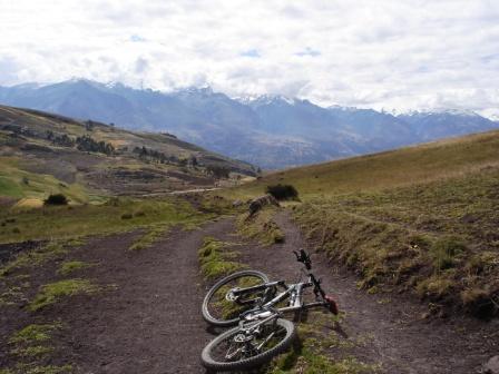 la terre noire... : La terre est noire et le chemin bien propre, sa descend à fond vers Huaraz, 900m de déniv......