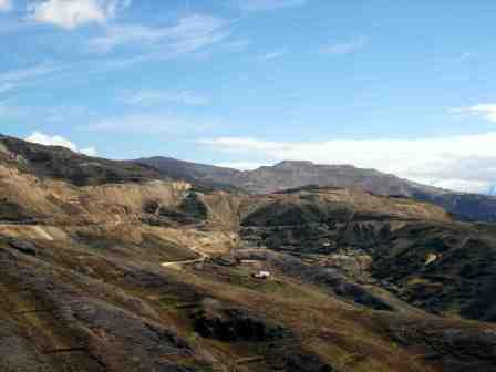 vue sur la mine : la vur sur la mine laisse apercevoir les degat causés a la cordillere