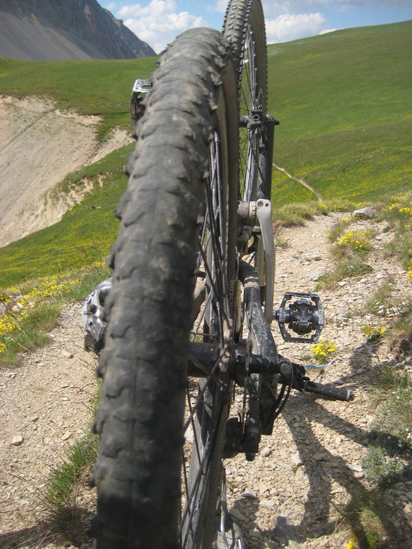 Le pneu de Ricil : Il monte tellement vite qu'il a fumé son pneu ! ;-)