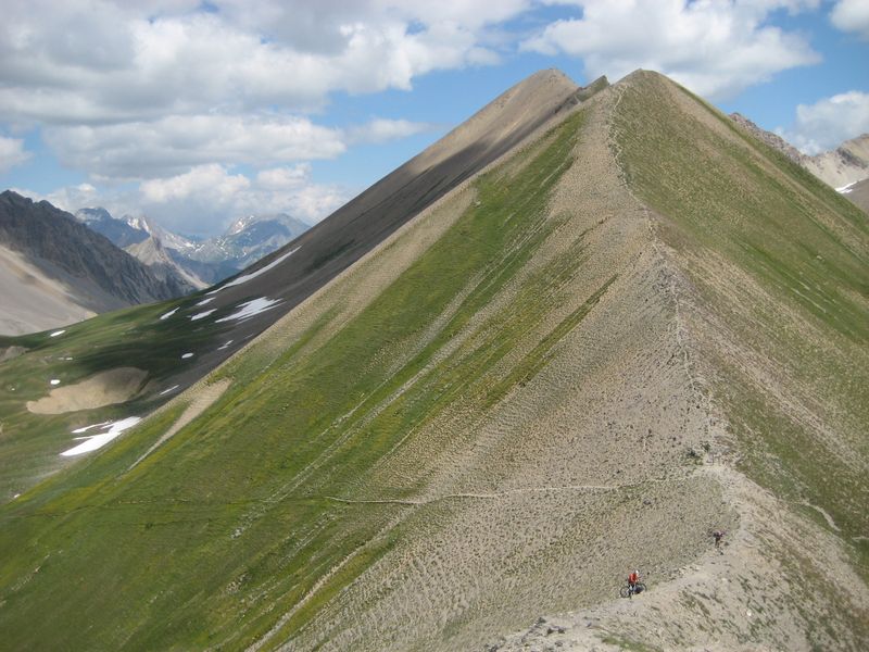 Col de La Lauze : On entame la belle crête jusqu'aux Fournéous