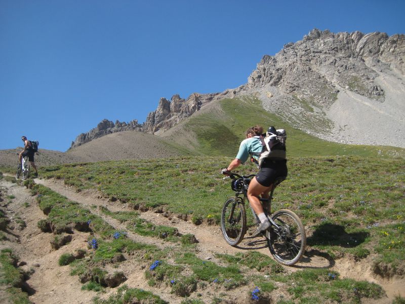 Col de Dormillouse : Bientôt le col dans son Ecrin de verdure.