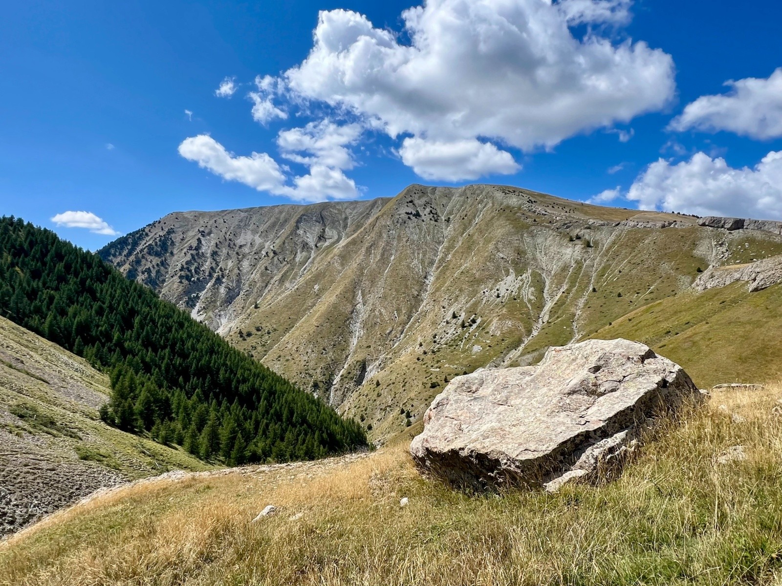 Vue sur face sud-est de Boules