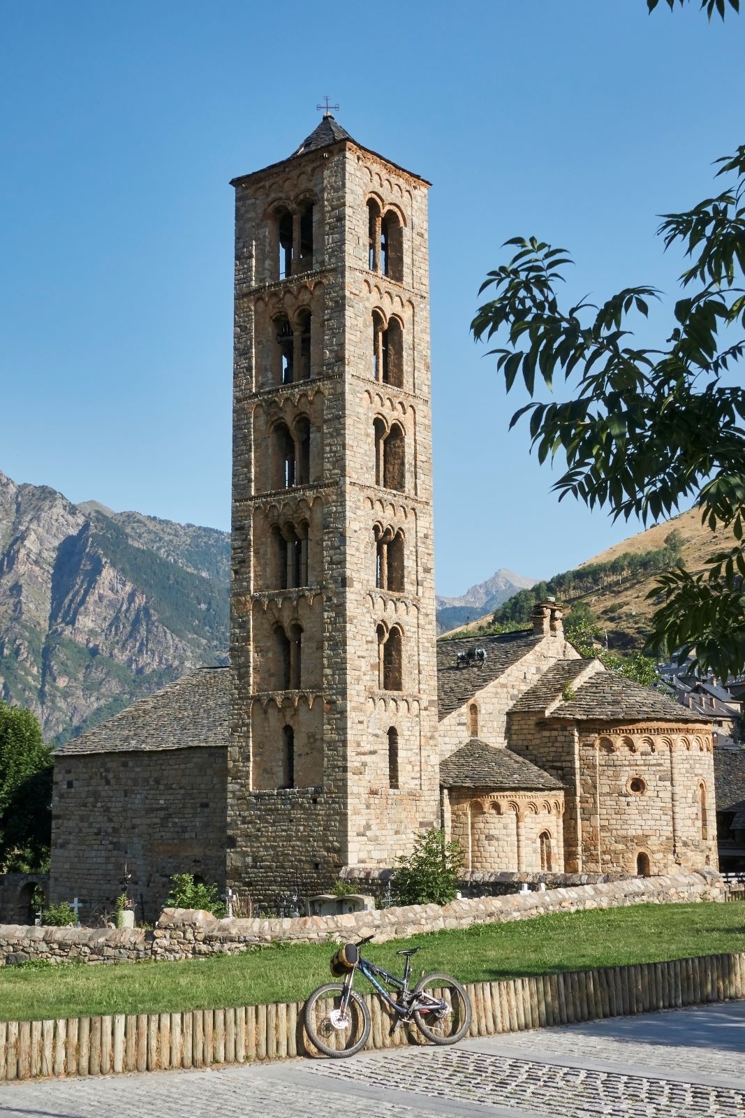 #48 Village de Taull. Le Val de Boi est renommé pour ses églises
romanes classées au patrimoine mondial de l’UNESCO. Village de Taull. Le Val de Boi est renommé pour ses églises
romanes classées au patrimoine mondial de l’UNESCO.