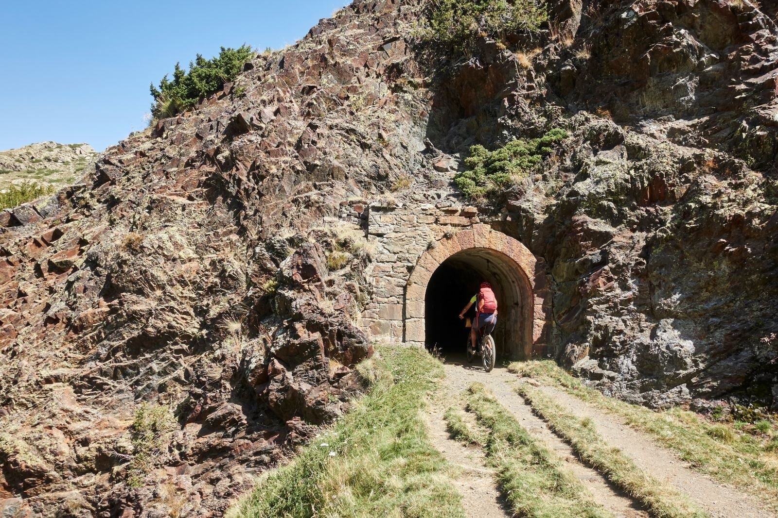 #37 Carrilets de
l’Estany Gento. Chemin de fer (à voie étroite) construit en 1911 pour faciliter
la construction de l’aménagement hydroélectrique de la zone Carrilets de
l’Estany Gento. Chemin de fer (à voie étroite) construit en 1911 pour faciliter
la construction de l’aménagement hydroélectrique de la zone