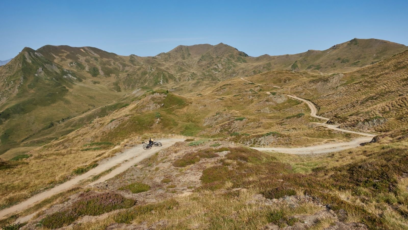 #7 Immensité pastorale. Peu avant de quitter la piste
principale pour rejoindre le col Coret de Mont Immensité pastorale. Peu avant de quitter la piste
principale pour rejoindre le col Coret de Mont