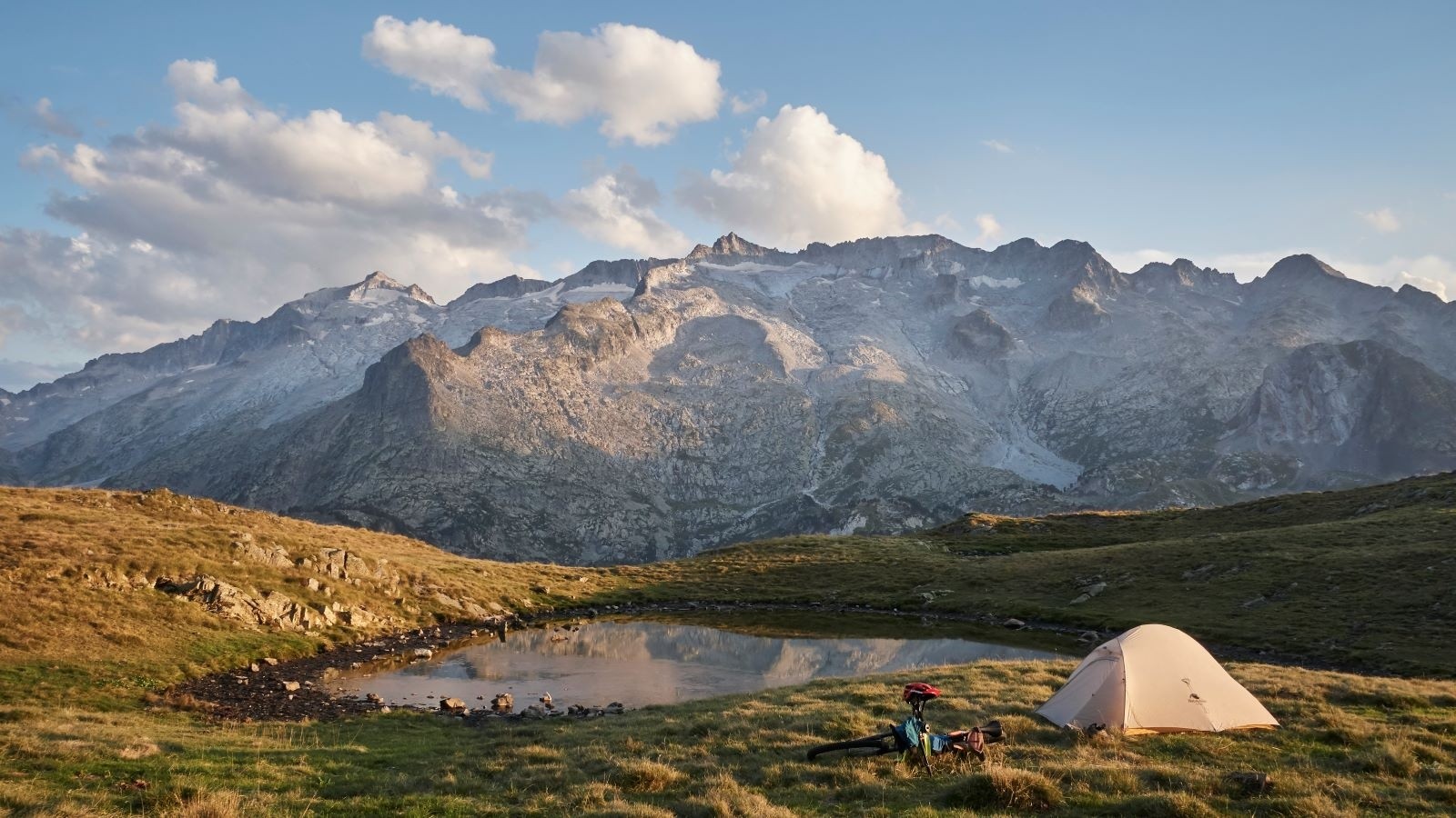 #76 Le Comte Henry Russell (celui des grottes du Vignemale) aurait écrit " Les Pyrénées sont capables de donner aux saints, la
nostalgie de la Terre". Je plussoie ! Le Comte Henry Russell (celui des grottes du Vignemale) aurait écrit \