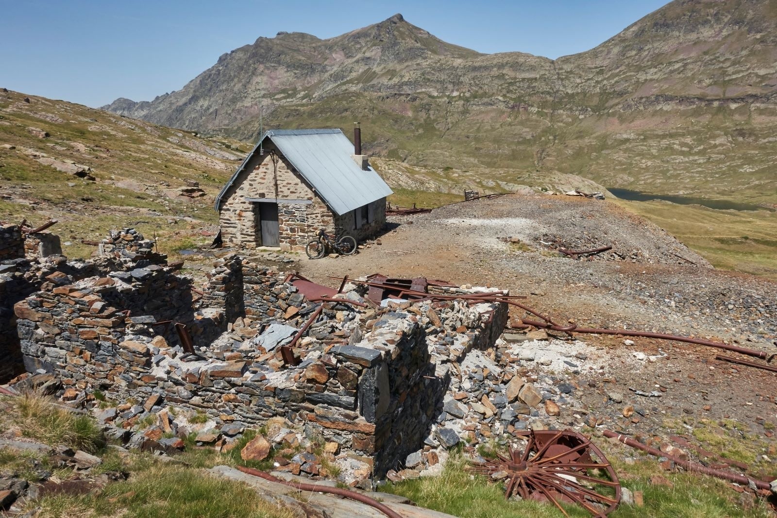 #14 Mines du Liat (de fer, de plomb et
surtout de zinc) dont le début d’exploitation daterait de 1740. L’une des
plus importantes mines des Pyrénées si l’on considère la surface prospectée. Mines du Liat (de fer, de plomb et
surtout de zinc) dont le début d’exploitation daterait de 1740. L’une des
plus importantes mines des Pyrénées si l’on considère la surface prospectée.