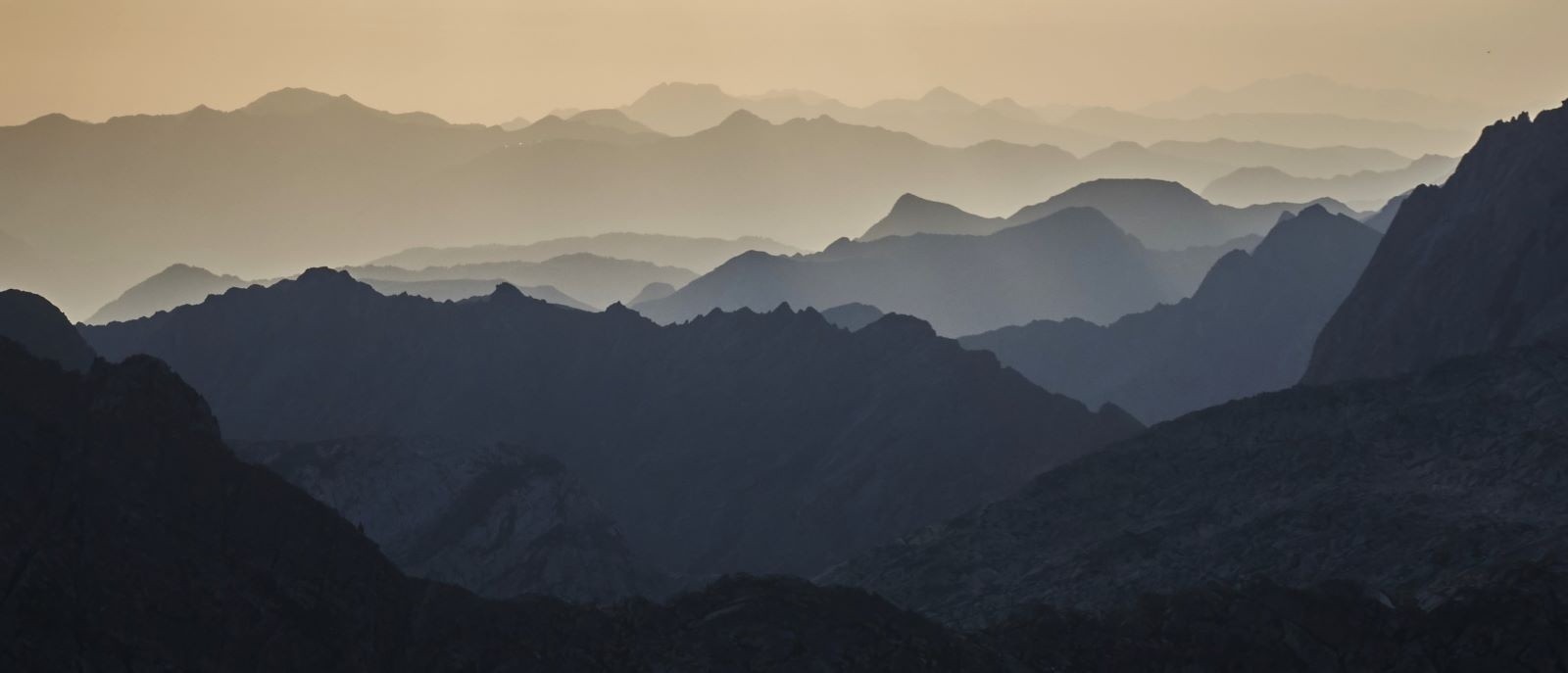 #70 Lignes de crêtes de montagnes de Catalogne, comme des vagues venant de Méditerranée... Lignes de crêtes de montagnes de Catalogne, comme des vagues venant de Méditerranée...