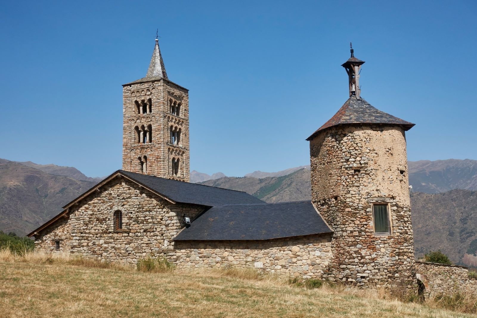#31 L’église San
Justo et San Pastor dans le village catalan de Son (Val d’Aneu). L’église San
Justo et San Pastor dans le village catalan de Son (Val d’Aneu).