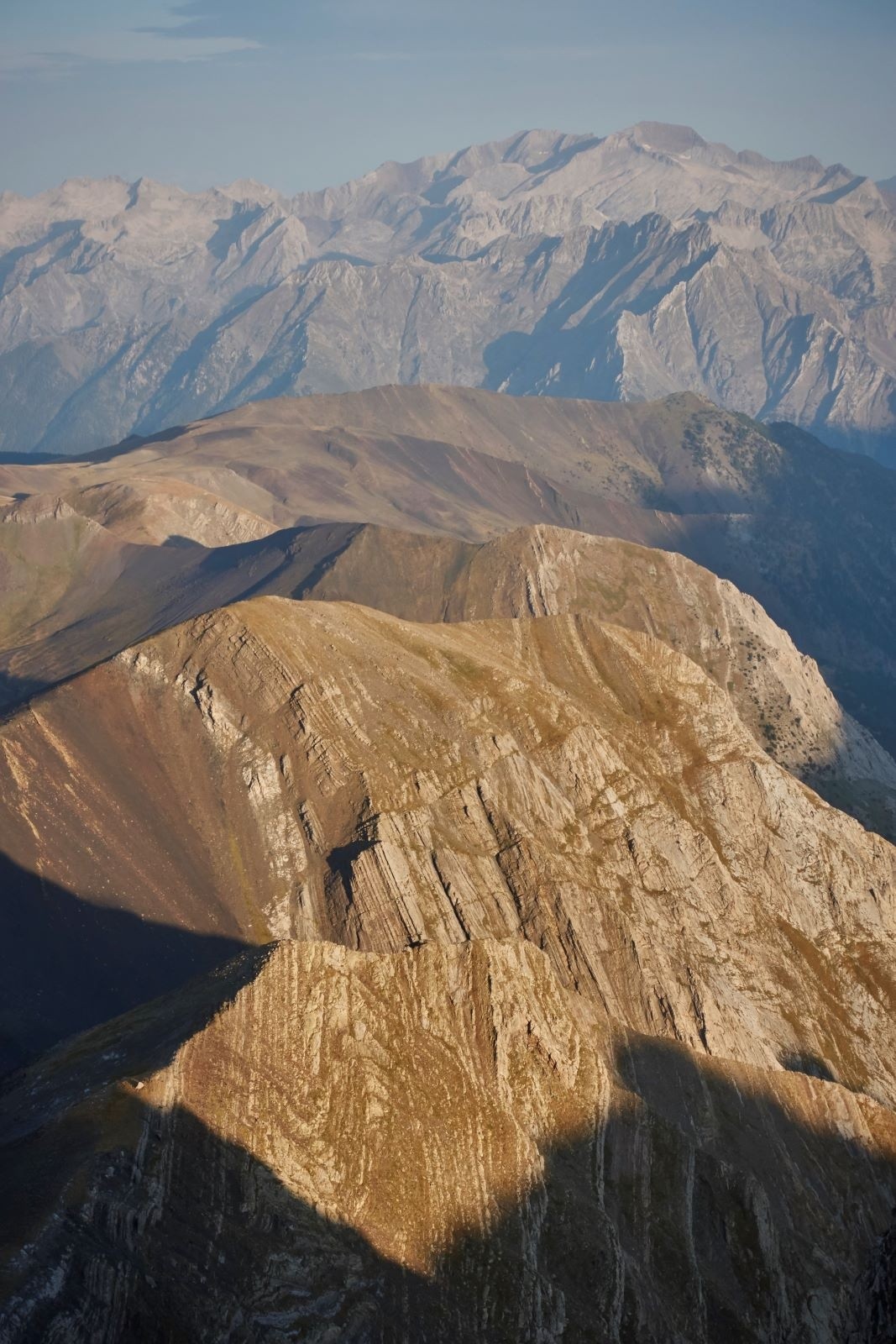 #56 Où est (la tente de) Charlie ? Rép. : en bas à gauche, dans l Où est (la tente de) Charlie ? Rép. : en bas à gauche, dans l'angle au soleil ! En arrière-plan, les Posets (3375m), second plus haut massif des Pyrénées.