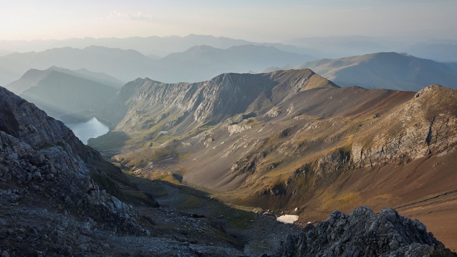 #55 Le vallon (et son névé persistant vers 2600m d Le vallon (et son névé persistant vers 2600m d'alti) remonté hier soir avec, pour finir, un portage rustique à 22h, de nuit, pour accéder à un site de bivouac (en dehors du Parc naturel Maladéta-Anéto).
