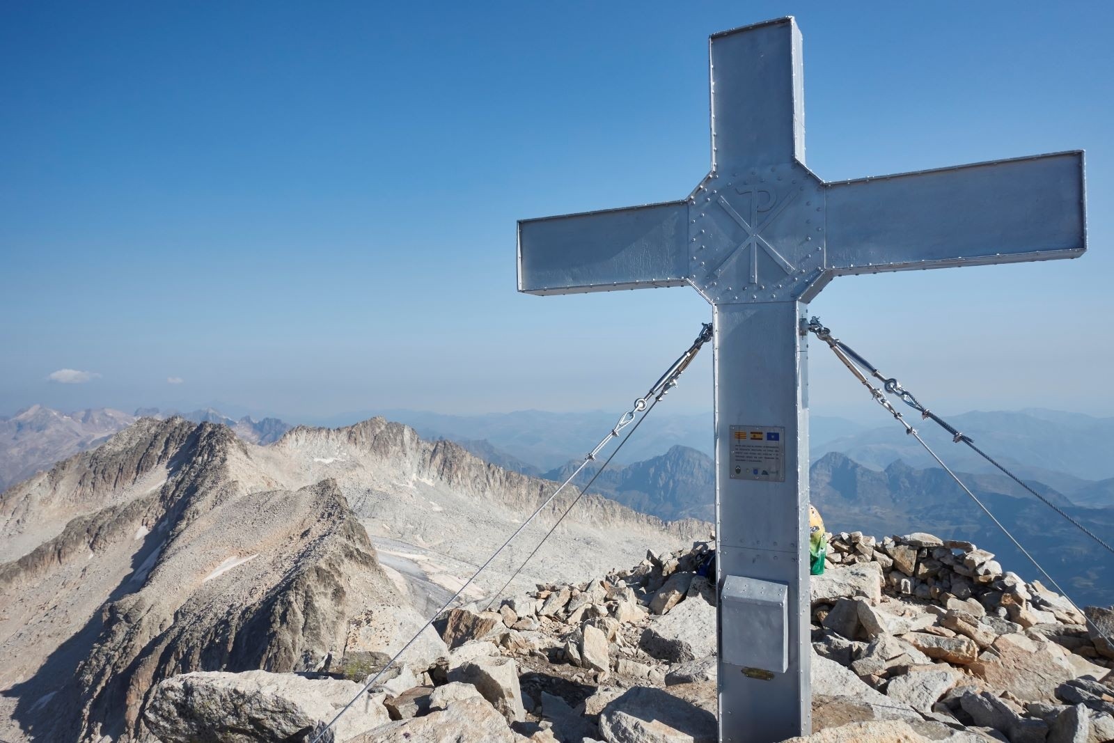 #72 La présence d La présence d'une croix, d'une vierge, et les prières associées, sera t-elle suffisante pour lutter contre la disparition des glaciers pyrénéens ?