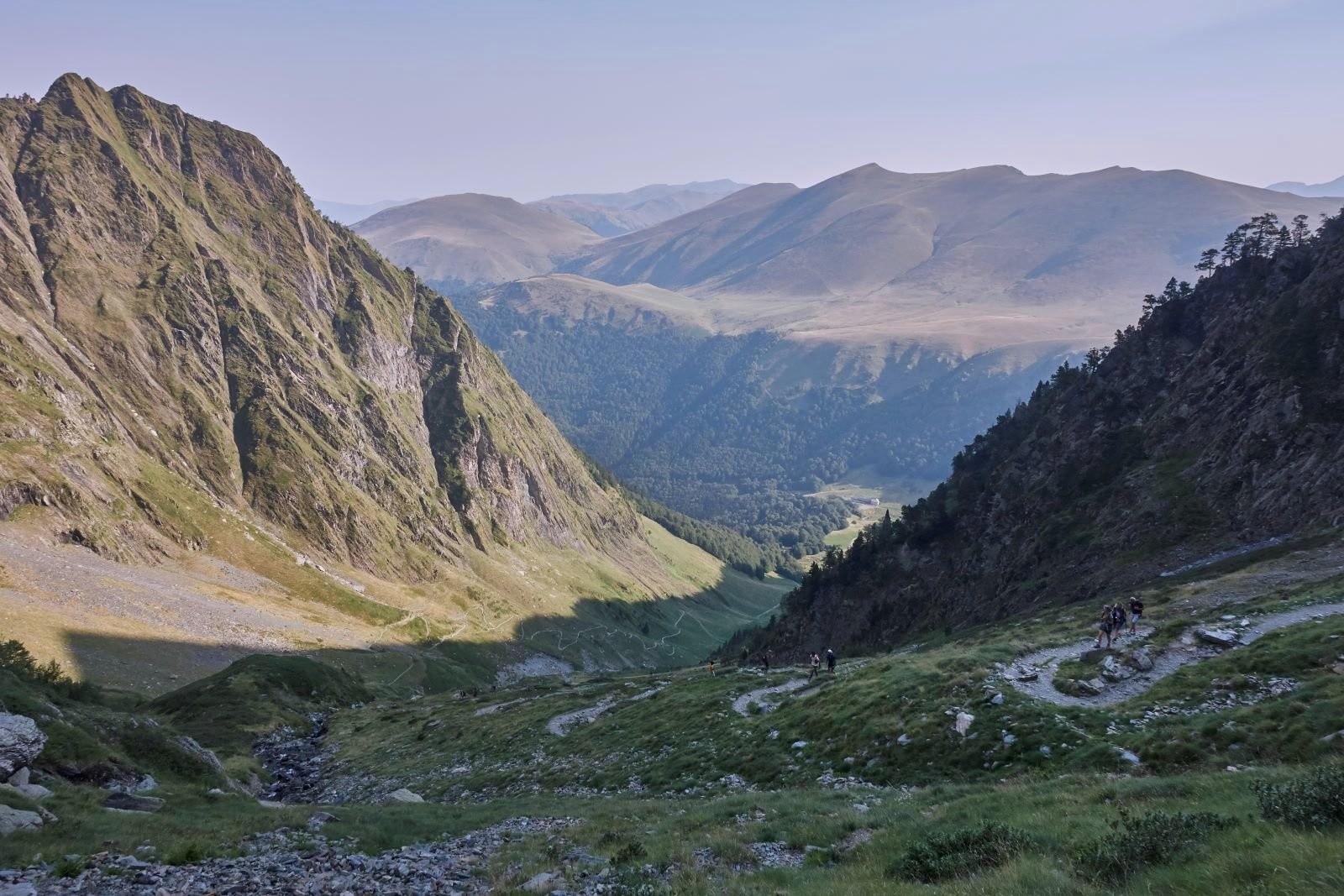 #82 Sous le refuge de Vénasque, le sentier trés fréquenté (surtout un 15 août !). Tournicoti, tournicoton, les virolos s Sous le refuge de Vénasque, le sentier trés fréquenté (surtout un 15 août !). Tournicoti, tournicoton, les virolos s'enchainent.