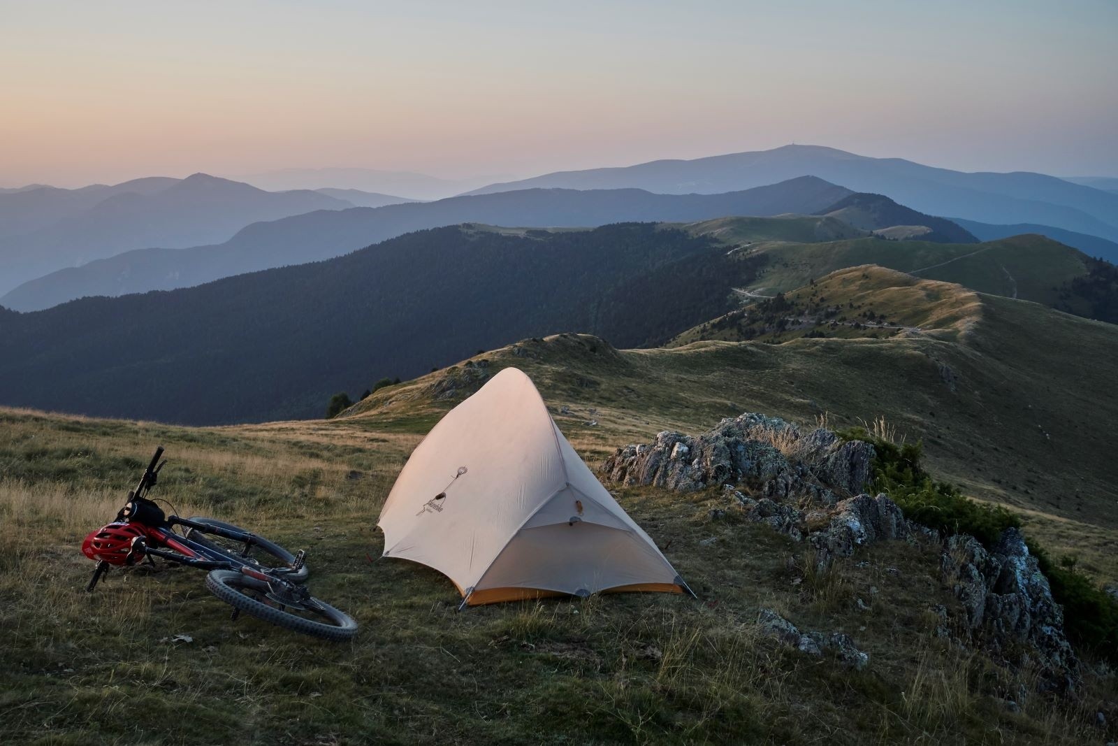 #34 Sur la longue piste d Sur la longue piste d'altitude contournant les Encantats par le Sud. Quelques kilomètres après le Creu d’Exol.