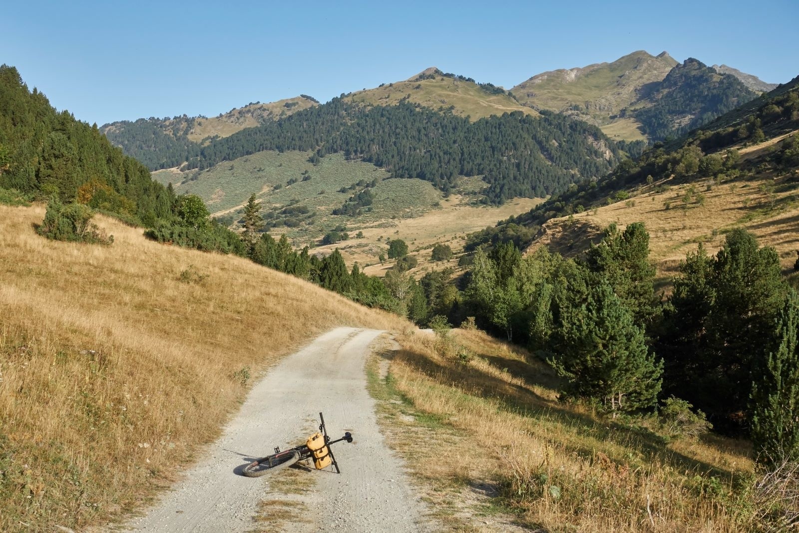 #23 La très belle piste de la Haute vallée de la Noguera Pallaresa. Descendu avant 9h du mat La très belle piste de la Haute vallée de la Noguera Pallaresa. Descendu avant 9h du mat', je ne croiserai personne...