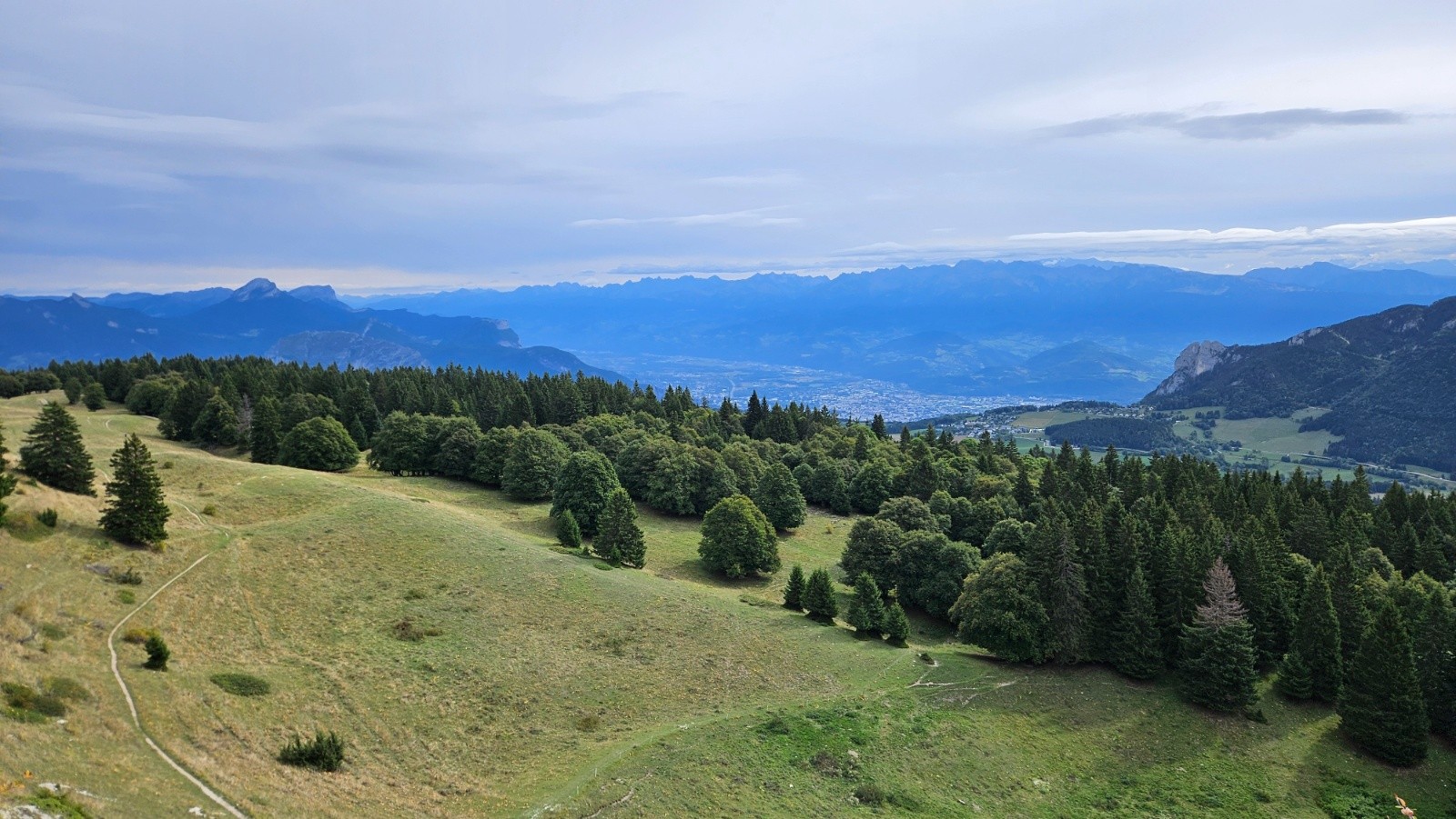 #2 Toujours aussi belle la vue depuis les crêtes. Toujours aussi belle la vue depuis les crêtes.