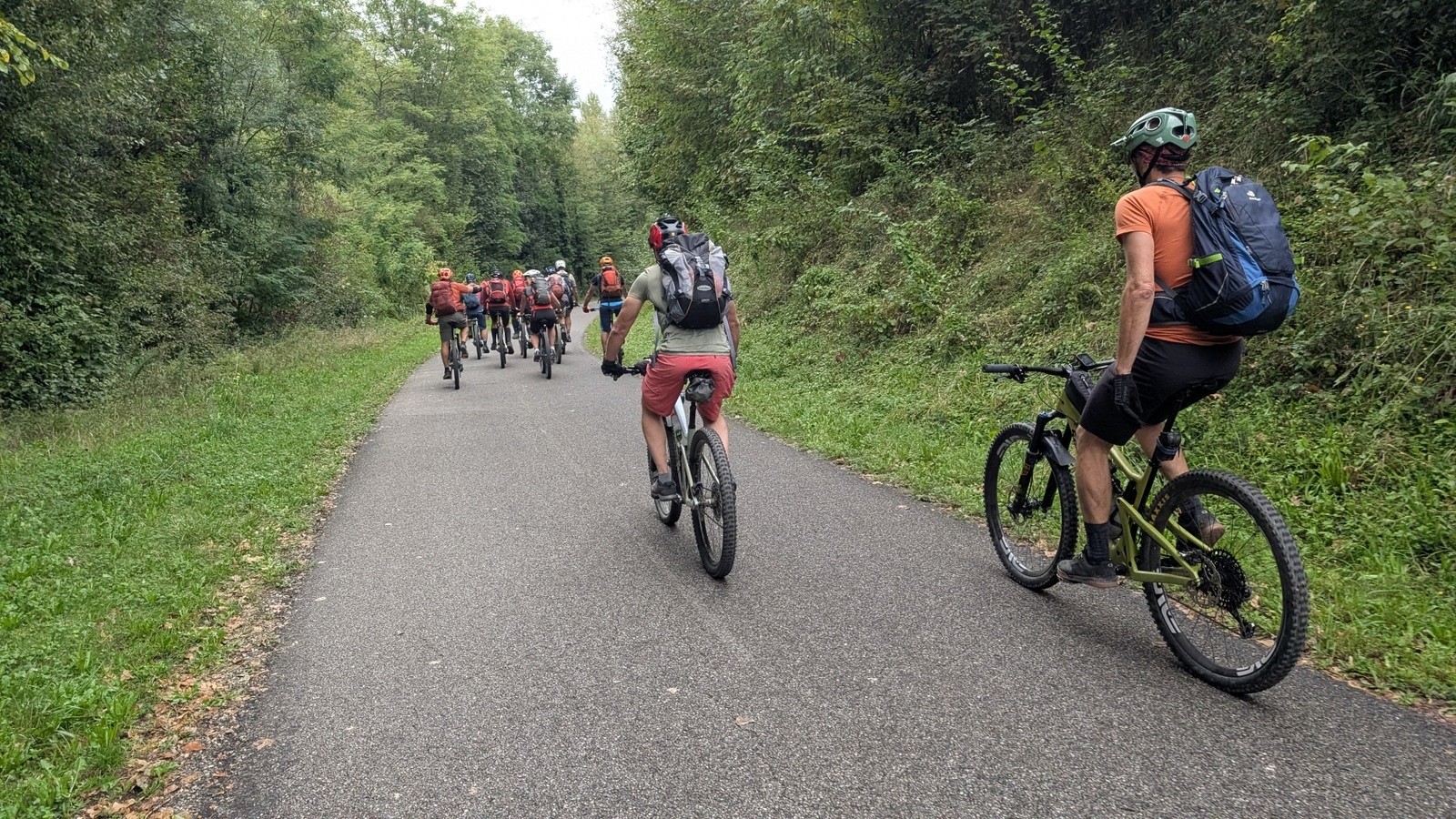 #1 Montée routière et pistes sans auto et avec de la largeur pour discuter ! Montée routière et pistes sans auto et avec de la largeur pour discuter !